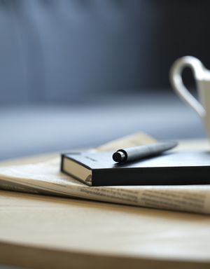 Private Investment Funds, bord med dokumenter og kaffekop
