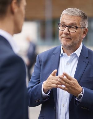 2 mennesker der taler