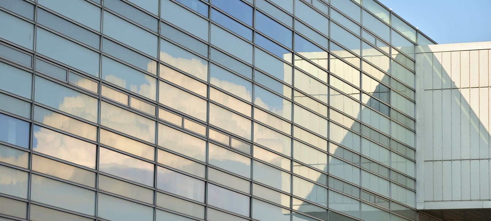 Fast Ejendom, Facade